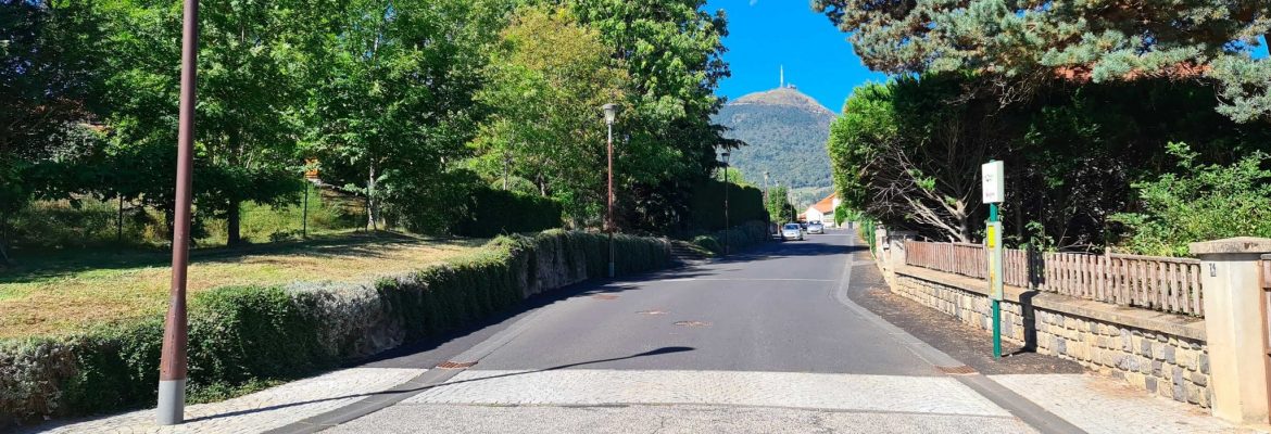 Rue d'Orcines au pied du Puy de Dôme.